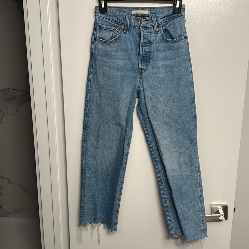 Levi’s RIBCAGE STRAIGHT ANKLE Jeans in light wash blue denim